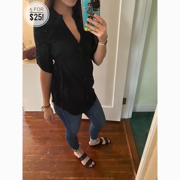 Forever 21 Tops - 5/$25✨ Forever21 Black V-Neck Button Up
